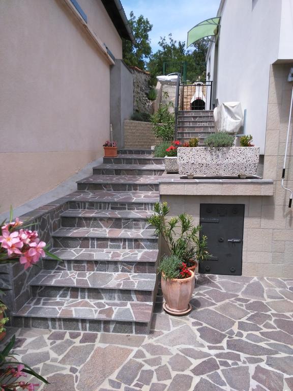 Studio Cesarica Luaran gambar